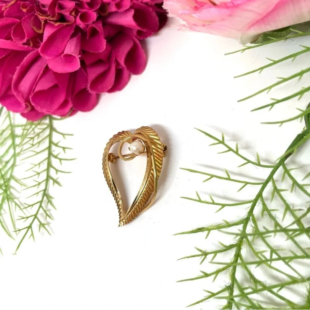 VINTAGE⚜️Cultured Pearl Etched Golden Heart Pin - Picture 3 of 5